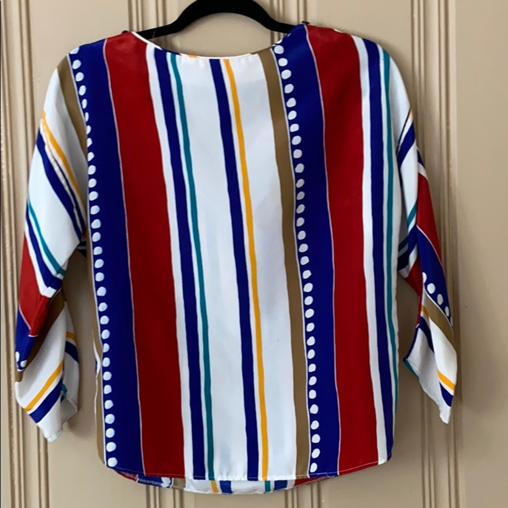 Multi-colored 3/4 sleeve top!